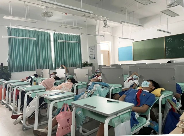 东阳教育局回复“刷新课桌椅实现躺睡”建议：试点效果不如预期_熊猫国际官网
